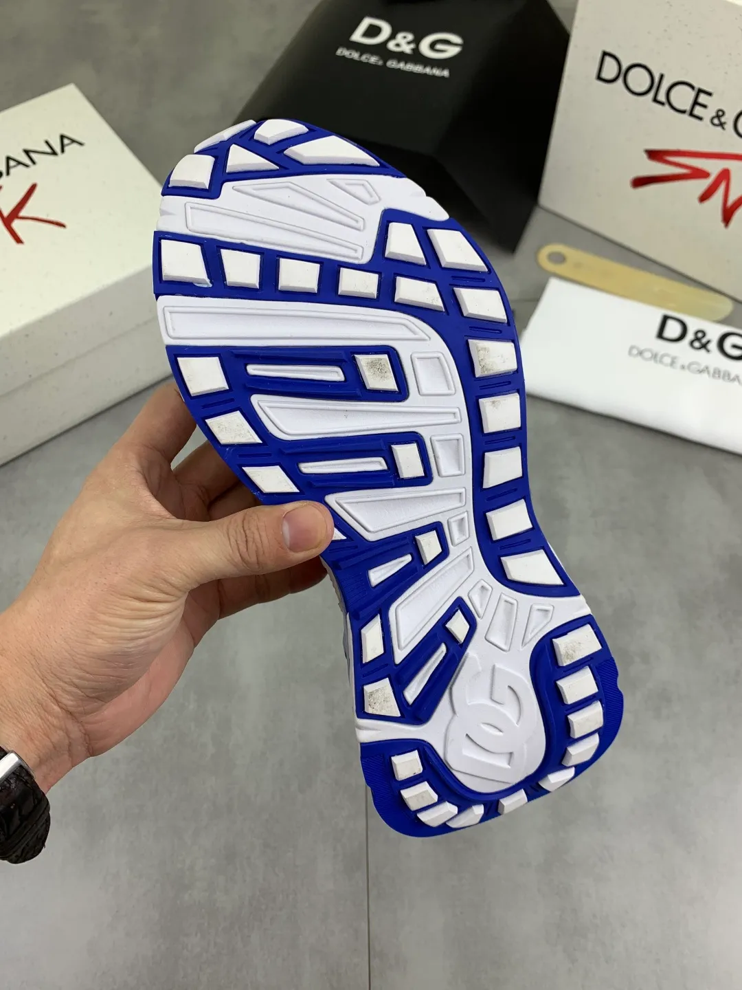 Men's shoes 💰P560💰 [New style] top original quality, synchronized with "DOLCE&GABBANA [Dolce & Gabbana] ~ high quality." effect. Low-cut casual DG men's shoes, loved by many celebrities, using high-end imported first-layer calfskin splicing design + cowhide feet, simple and elegant, perfectly interpreting the latest inspiration for shoes, classic and fashionable integration. Luxurious dreams, driving fashion, suitable for drivers, lightweight and comfortable, light and breathable for outdoor travel, high-end quality Trustworthy, 4️⃣colors🉑️ to choose from! Code number: 38-46